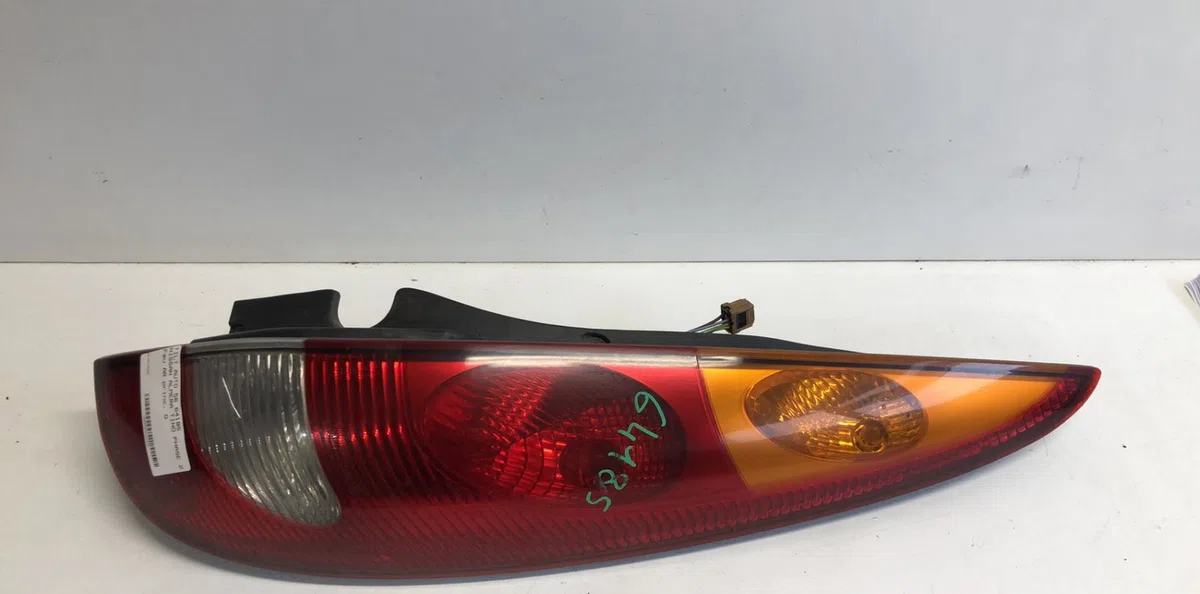 Feu arrière droit Nissan ALMERA TINO (V10) 2.2 dci (2000-2006) occasion