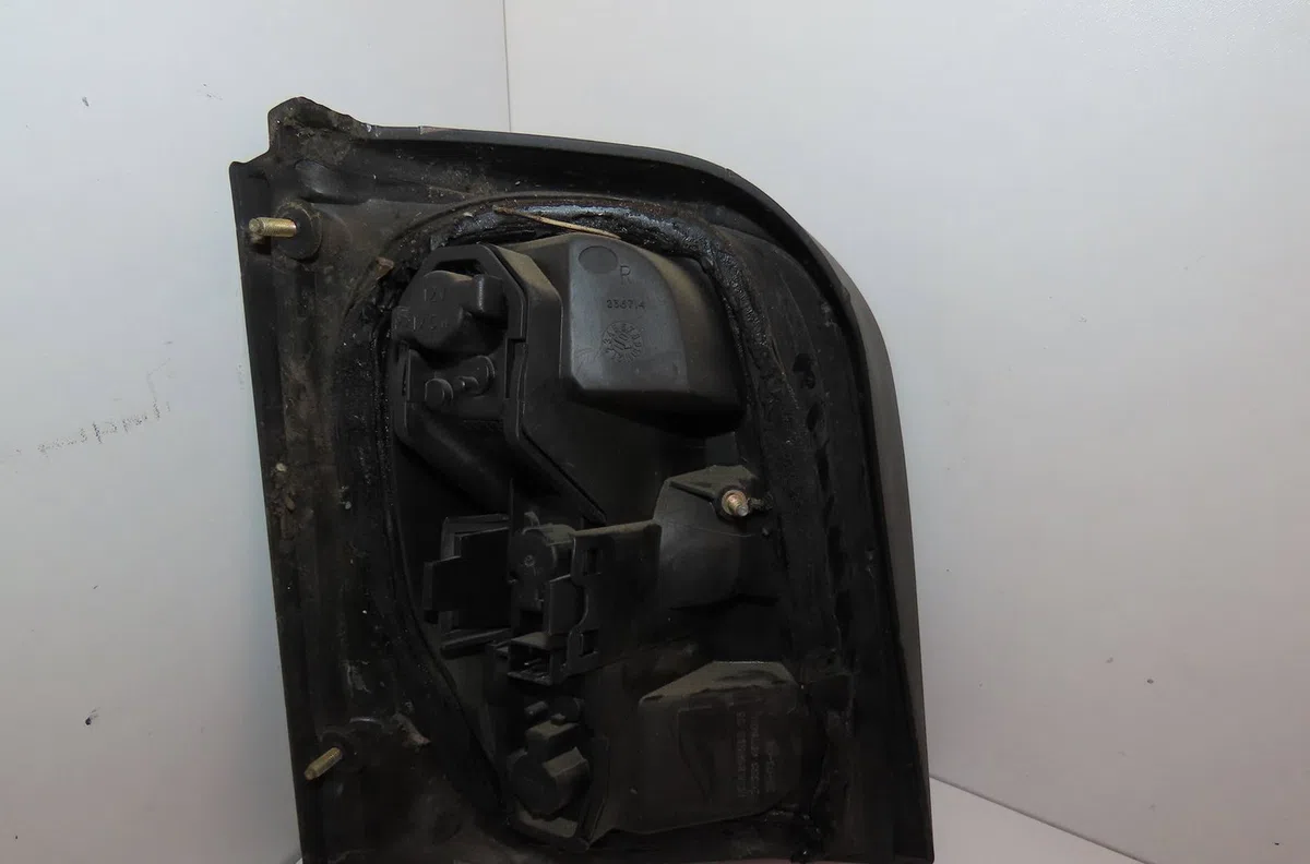 Feu arrière droit Nissan MICRA II (K11) 1.0 i 16v (1992-2000) occasion