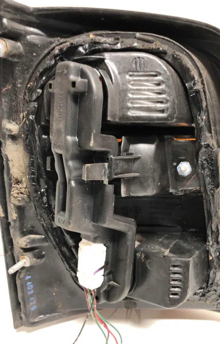 Feu arrière droit Nissan MICRA II (K11) 1.0 i 16v (1992-2000) occasion