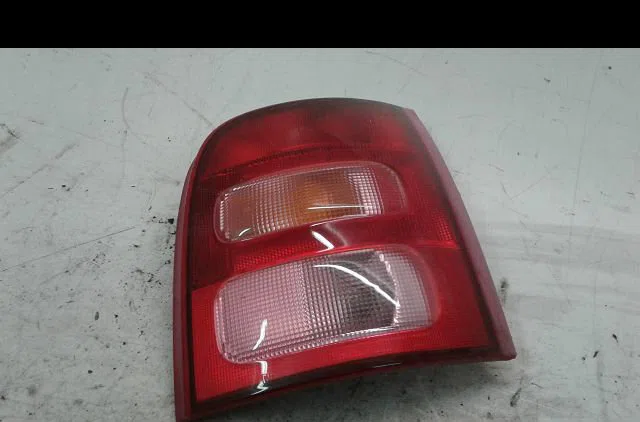 Feu arrière droit Nissan MICRA II (K11) 1.4 i 16v (2000-2003) occasion