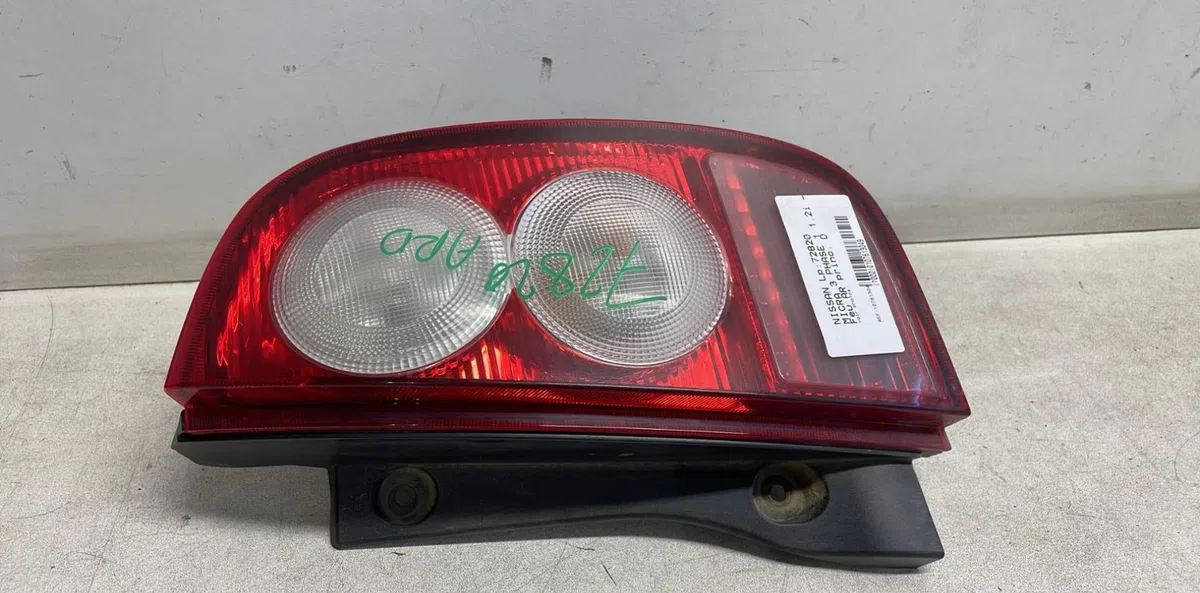 Feu arrière droit Nissan MICRA III (K12) 1.2 16v (2003-2010) occasion