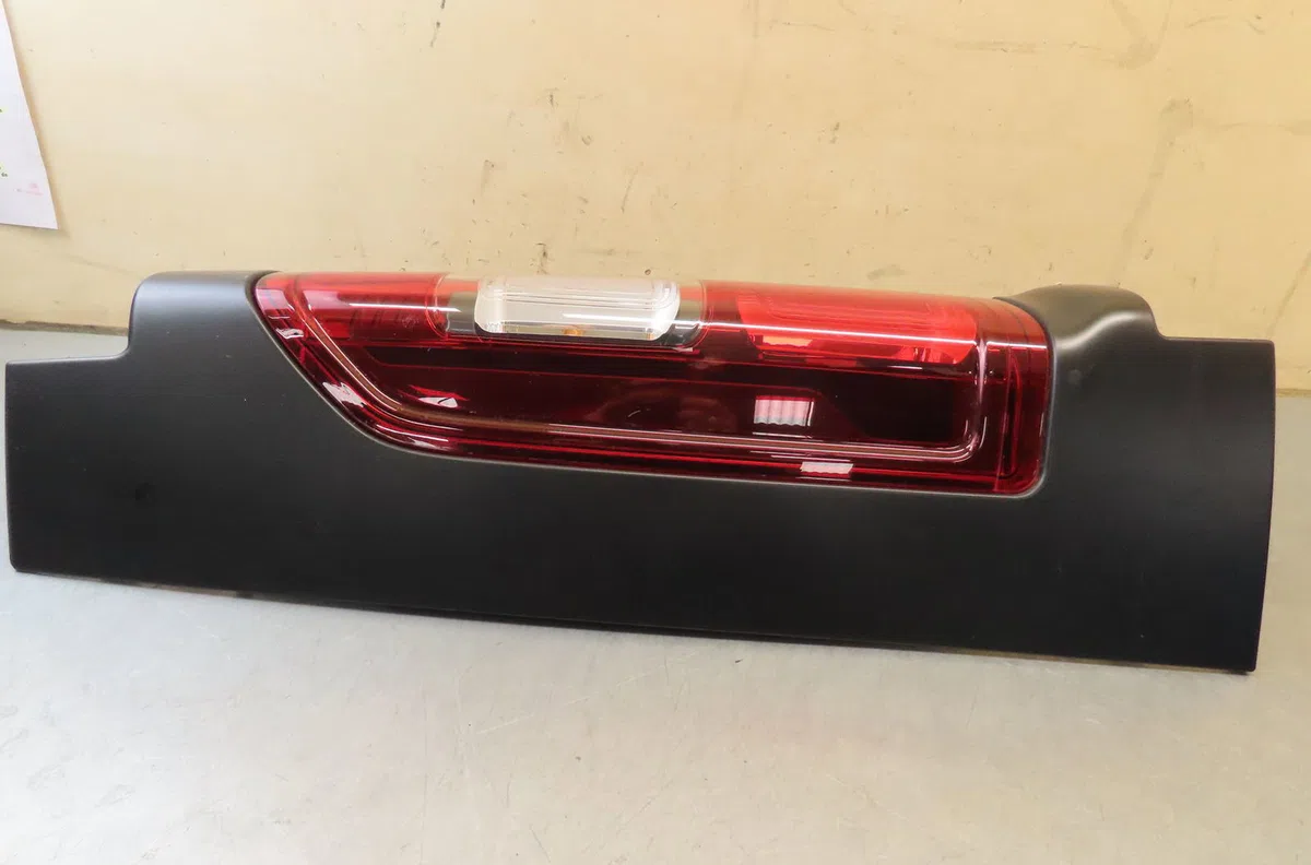 Feu arrière droit Nissan NV300 Camionnette (X82) 1.6 dci 125 (2016) occasion