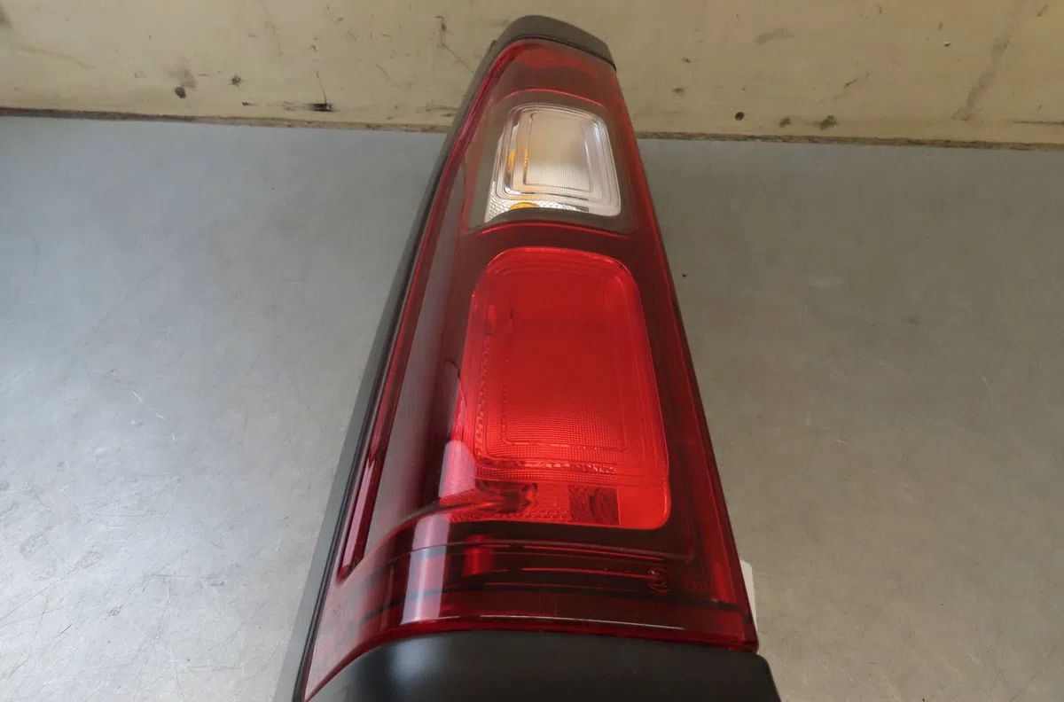 Feu arrière droit Nissan NV300 Camionnette (X82) 1.6 dci 125 (2016) occasion