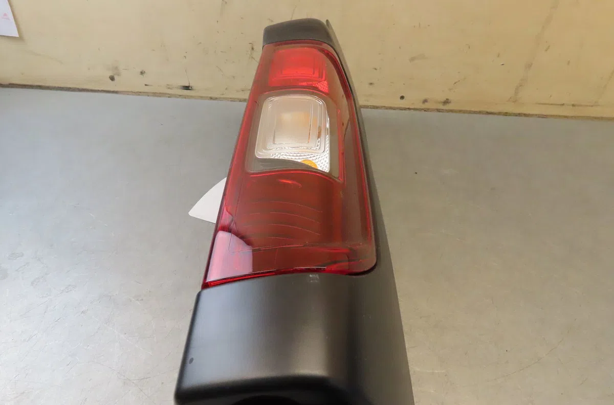 Feu arrière droit Nissan NV300 Camionnette (X82) 1.6 dci 125 (2016) occasion