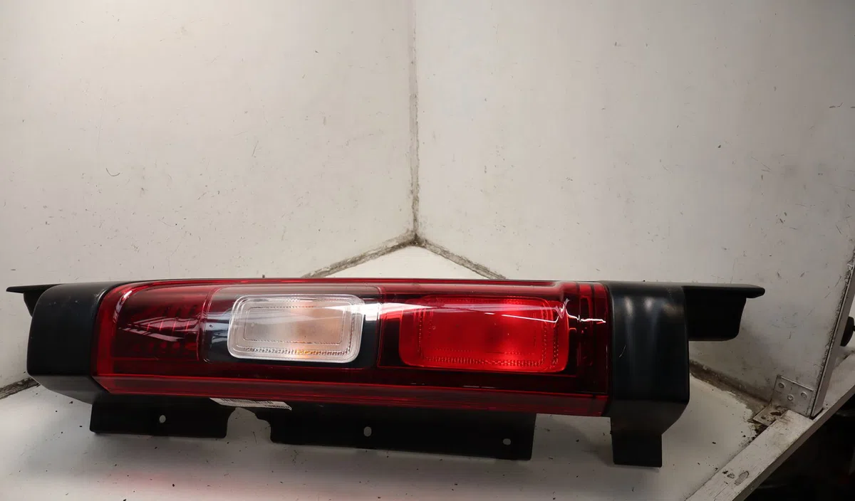 Feu arrière droit Nissan NV300 Camionnette (X82) 2.0 dci 120 (2019) occasion