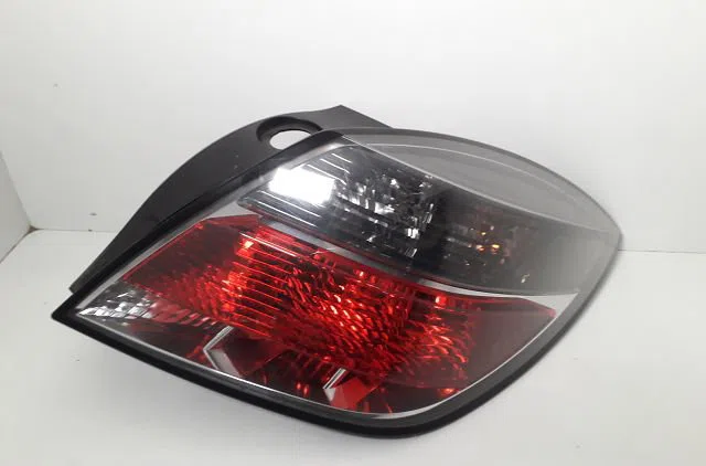 Feu arrière droit Opel ASTRA H GTC (A04) 1.3 cdti (l08) (2005-2010) 3 portes occasion