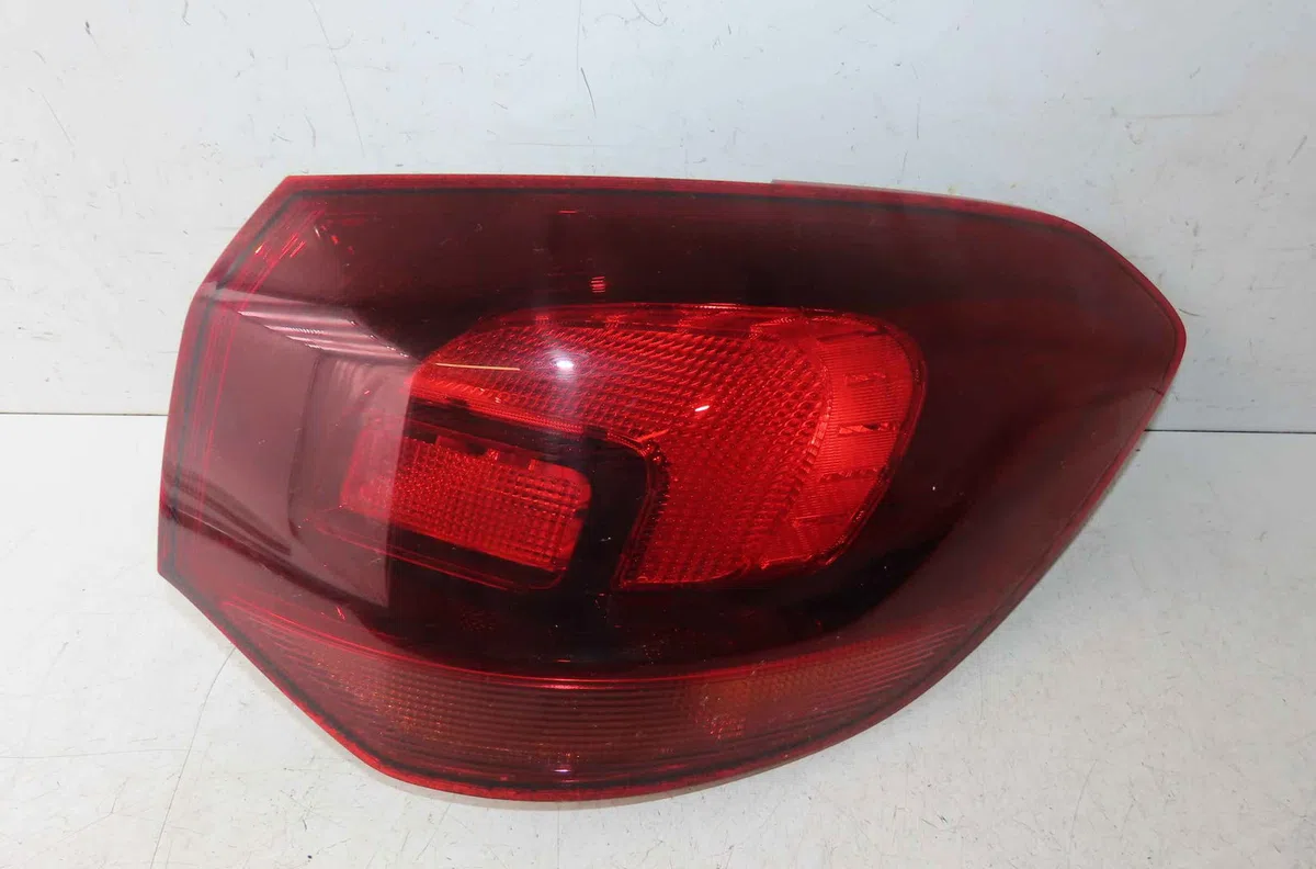 Feu arrière droit OPEL ASTRA IV occasion