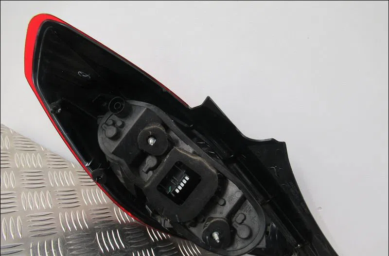 Feu arrière droit Opel CORSA D (S07) 1.2 (l08, l68) (2006-2014) 5 portes occasion