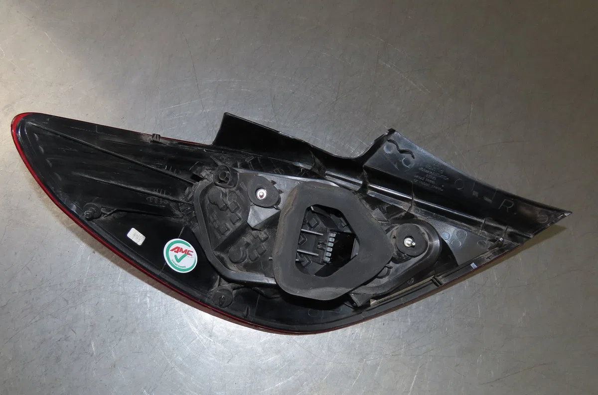 Feu arrière droit Opel CORSA E (X15) 1.3 cdti (08, 68) (2014) occasion