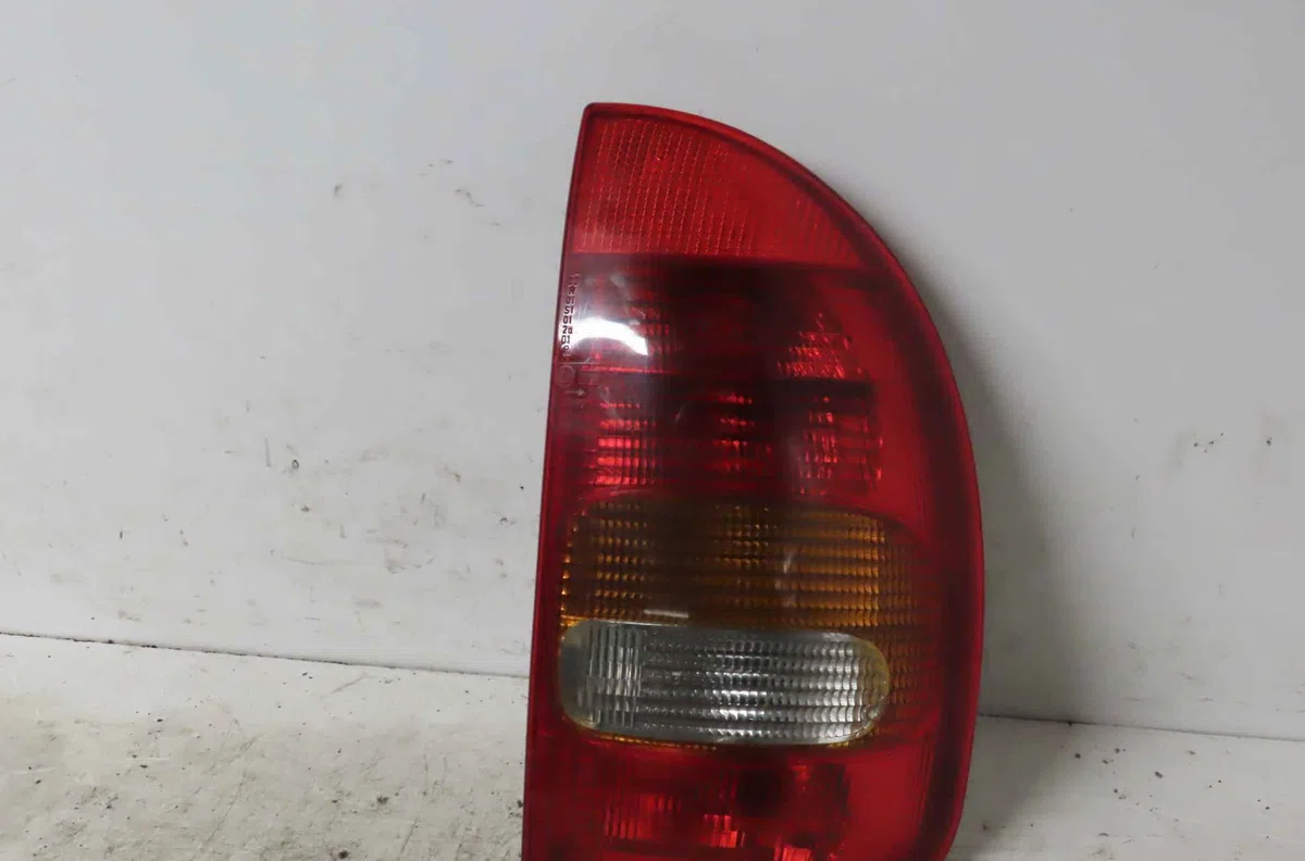 Feu arrière droit OPEL CORSA II occasion