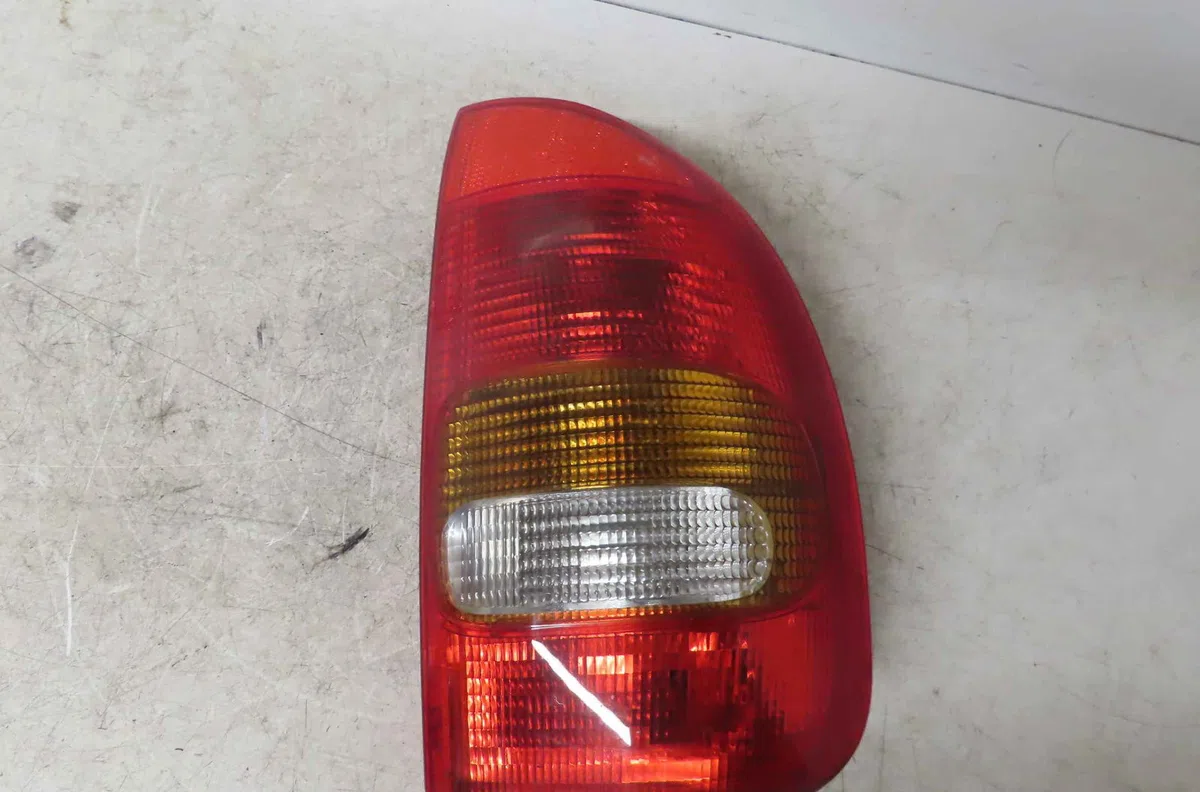 Feu arrière droit OPEL CORSA II occasion