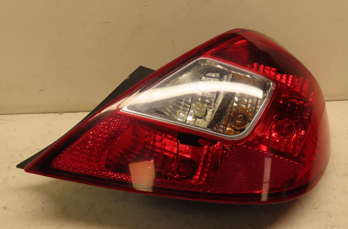 Feu arrière droit OPEL CORSA IV 2011 occasion