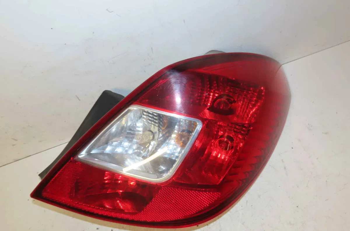 Feu arrière droit OPEL CORSA IV occasion