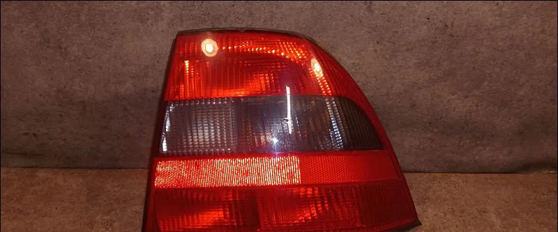Feu arrière droit Opel VECTRA B 3-5 portes (J96) 2.0 i 16v (f68) (1995-2000) occasion