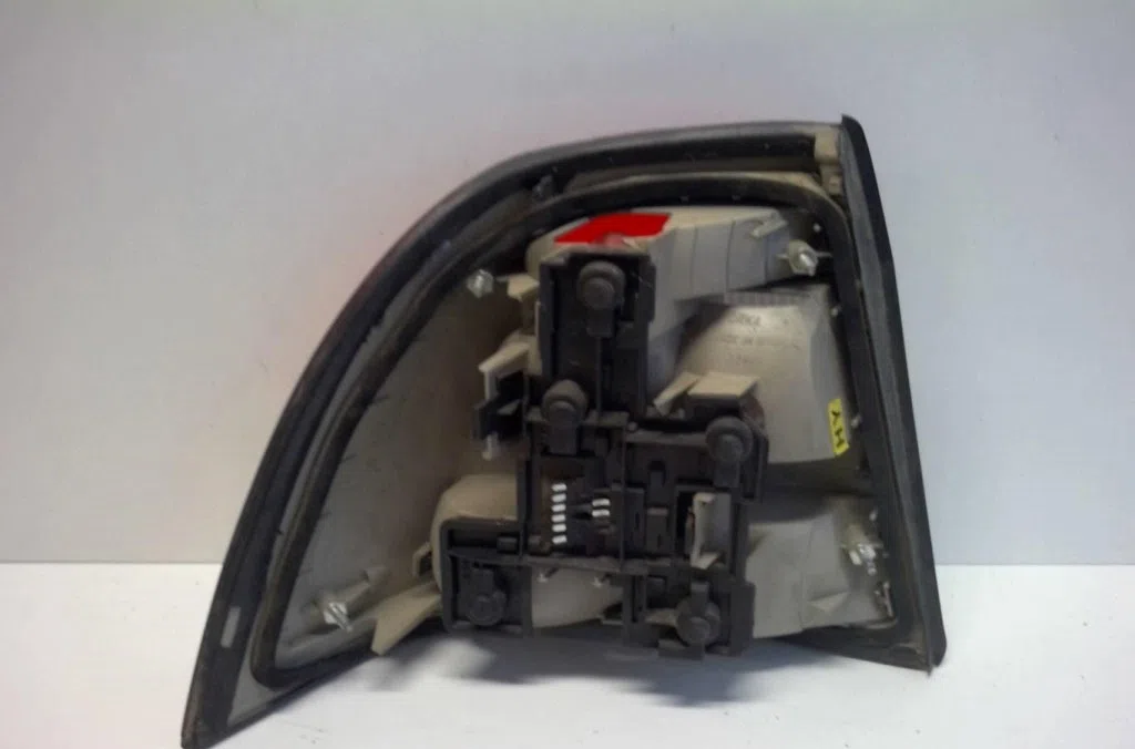 Feu arrière droit Opel VECTRA B 3-5 portes (J96) 2.2 dti 16v (f68) (2000-2002) occasion