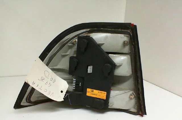 Feu arrière droit OPEL VECTRA II  1.8i 115ch occasion