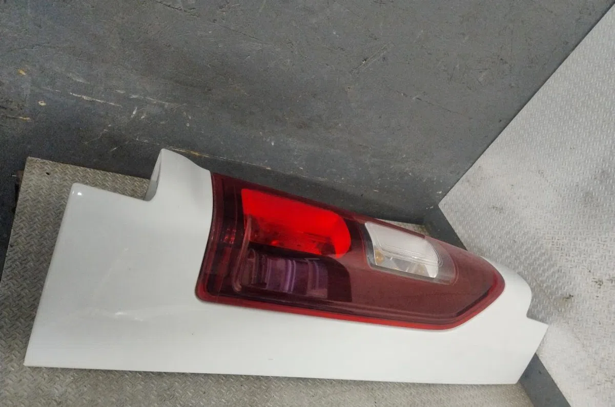 Feu arrière droit Opel VIVARO B Camionnette (X82) 1.6 cdti (05) (2014-2016) occasion