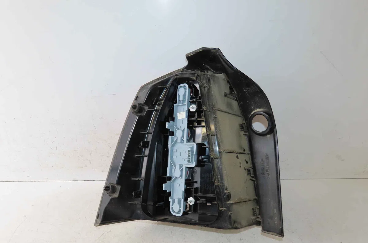 Feu arrière droit OPEL ZAFIRA II occasion