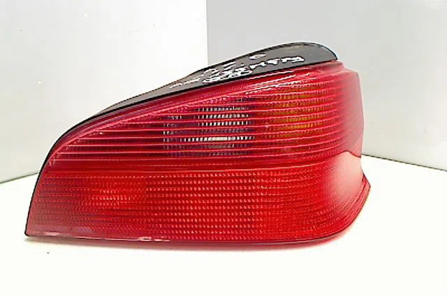 Feu arrière droit PEUGEOT 106  1.0i occasion