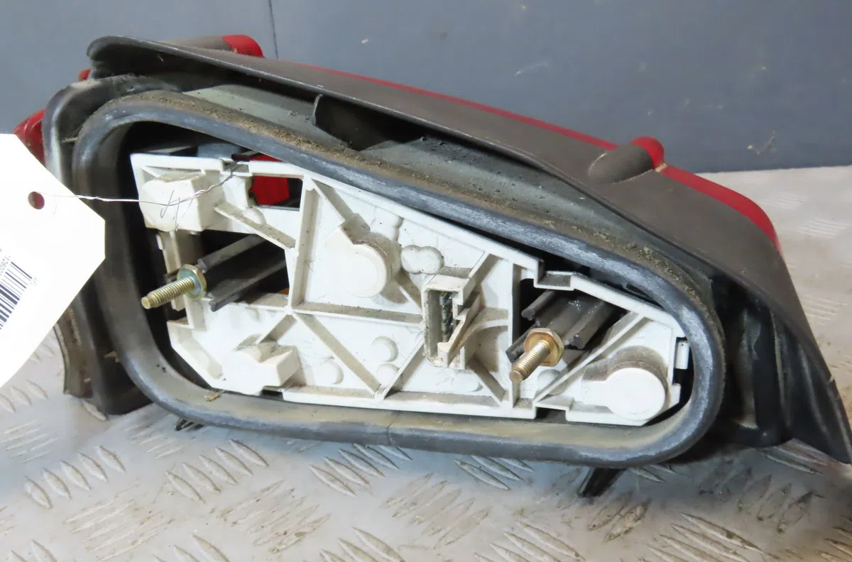 Feu arrière droit PEUGEOT 106 1992 occasion