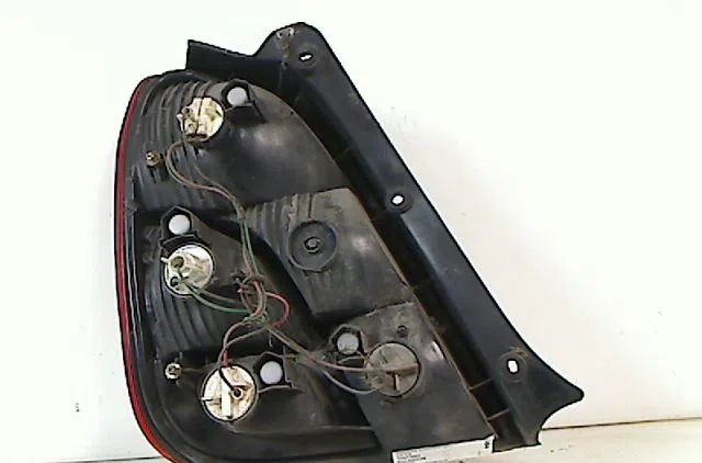 Feu arrière droit PEUGEOT 106 2002 occasion
