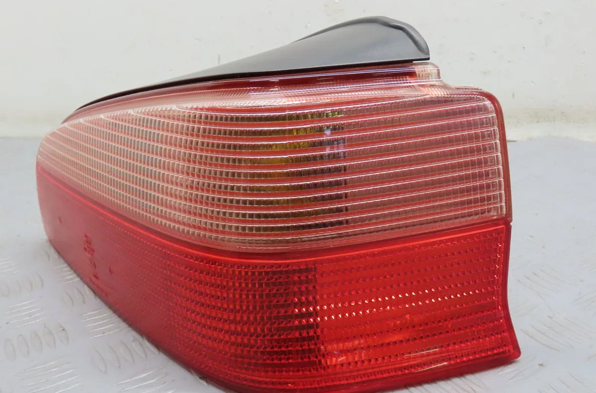 Feu arrière droit Peugeot 106 I (1A, 1C) 1.1 (1991-1996) occasion
