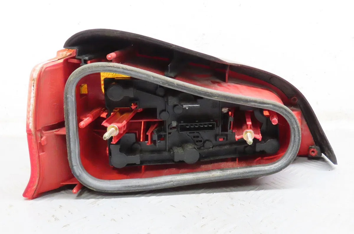 Feu arrière droit Peugeot 106 I (1A, 1C) 1.1 (1991-1996) occasion