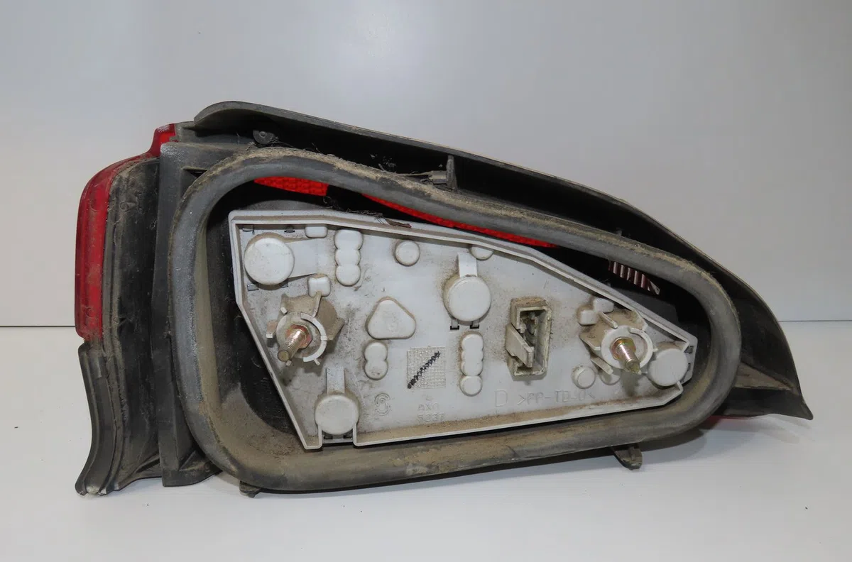 Feu arrière droit Peugeot 106 I (1A, 1C) 1.4 d (1992-1996) occasion