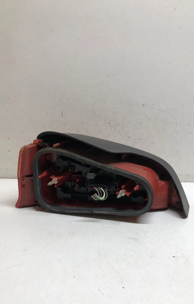 Feu arrière droit Peugeot 106 II (1A_, 1C_) 1.4 i (1996-2004) occasion