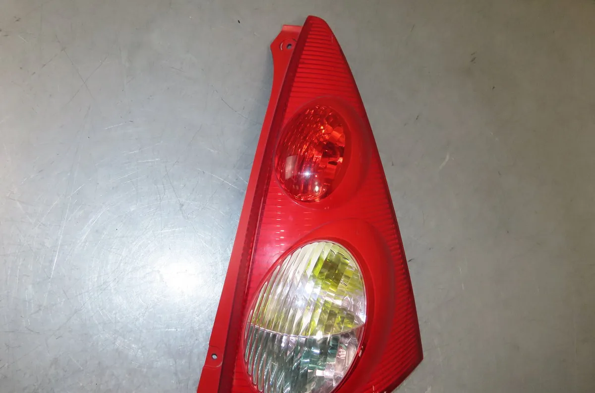Feu arrière droit PEUGEOT 107 1.0i 12v 68ch occasion