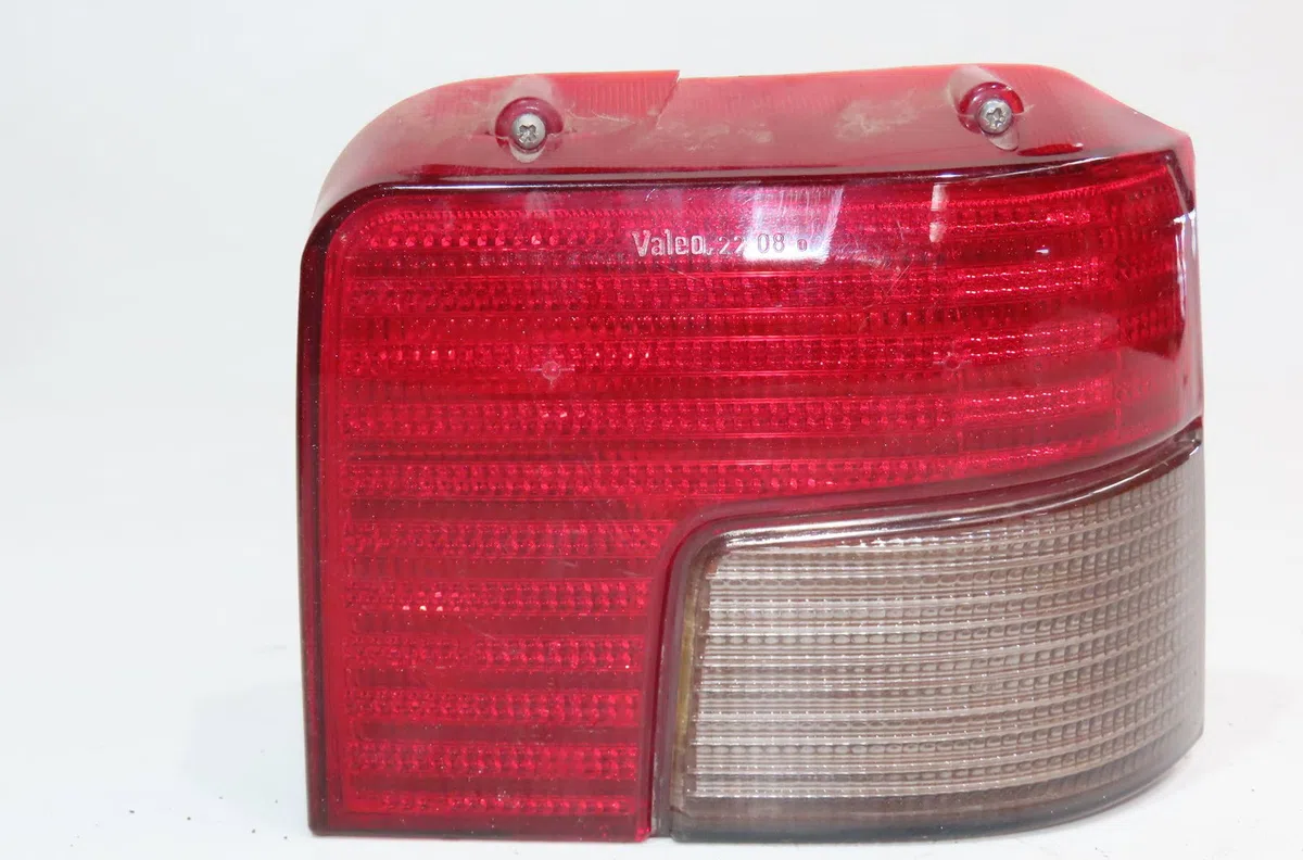 Feu arrière droit Peugeot 205 Camionnette - 3-5 portes 1.8 d (1983-1990) occasion