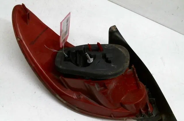 Feu arrière droit Peugeot 206 (2L_, 2M_) 1.4 hdi eco 70 (2009-2013) 5 portes occasion