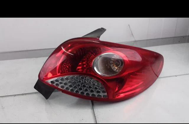 Feu arrière droit Peugeot 206 (2L_, 2M_) 1.4 i (2010-2013) occasion
