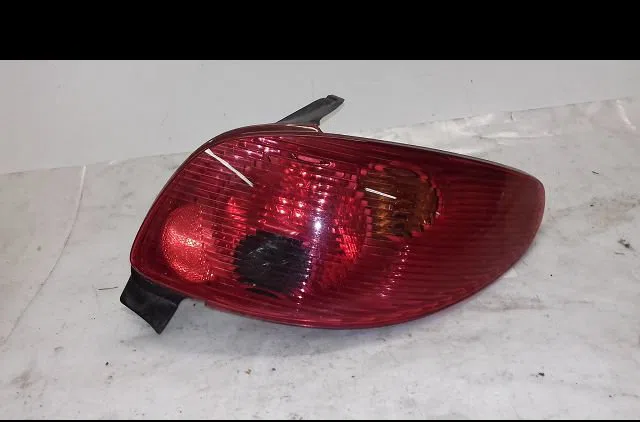Feu arrière droit Peugeot 206 3-5 portes (2A-C) 1.4 hdi eco 70 (2001-2009) 5 portes occasion
