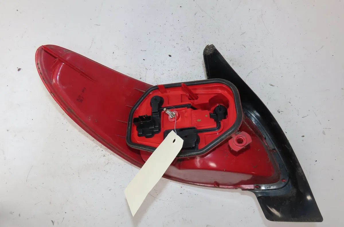 Feu arrière droit Peugeot 206 3-5 portes (2A-C) 1.4 i (1998-2012) 3 portes occasion