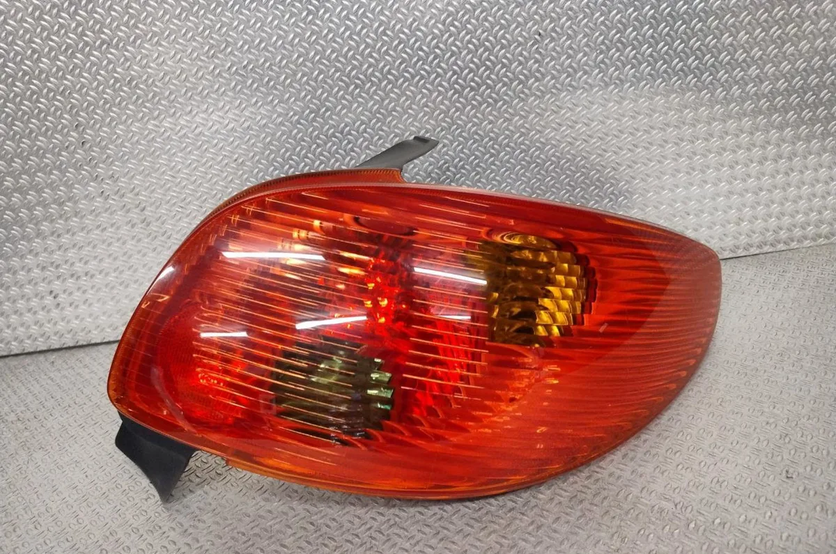 Feu arrière droit Peugeot 206 3-5 portes (2A-C) 1.6 16v (2000-2009) 3 portes occasion