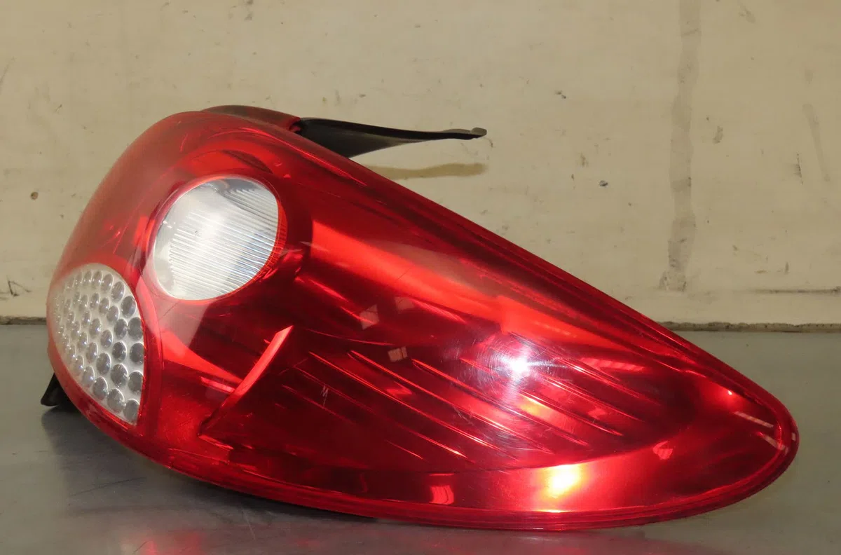 Feu arrière droit Peugeot 206 3-5 portes (2A-C) 1.6 hdi 110 (2004-2007) occasion