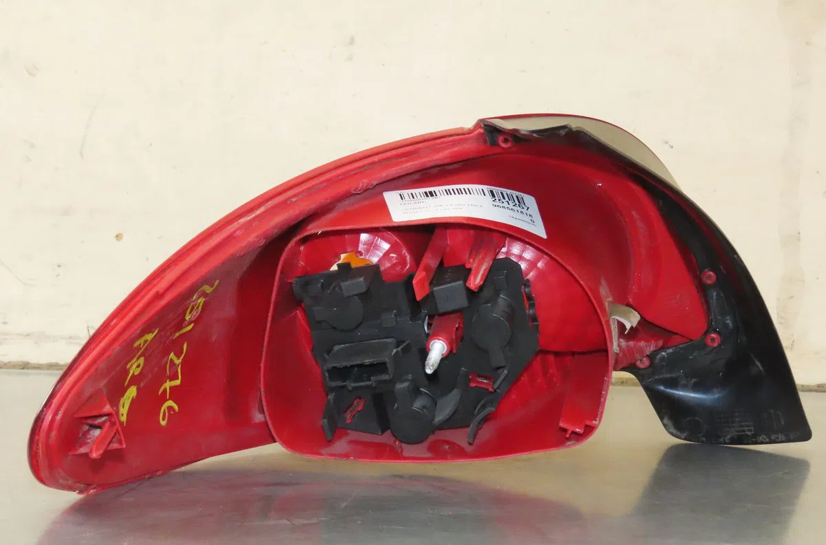 Feu arrière droit Peugeot 206 3-5 portes (2A-C) 1.6 hdi 110 (2004-2007) occasion