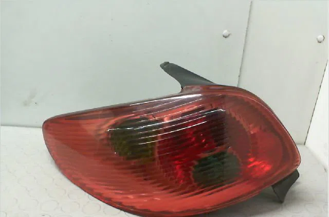 Feu arrière droit Peugeot 206 3-5 portes (2A-C) 2.0 hdi 90 (1999-2009) 5 portes occasion
