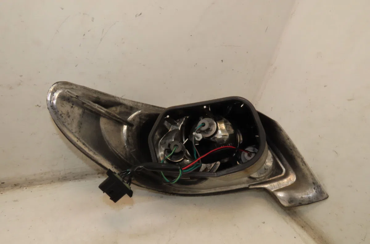 Feu arrière droit Peugeot 206 CC (2D) 1.6 16v (2dnfuf, 2dnfur) (2000-2007) 2 portes occasion