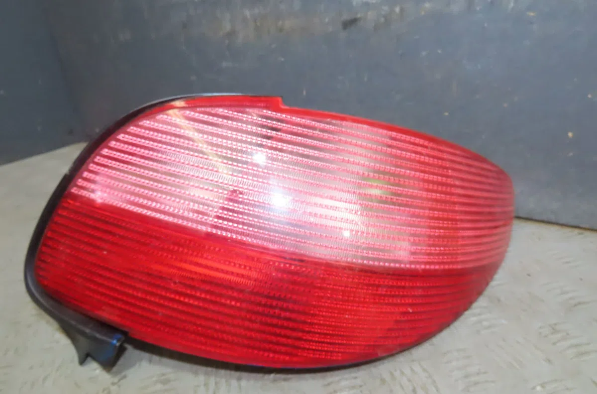 Feu arrière droit Peugeot 206 CC (2D) 1.6 16v (2dnfuf, 2dnfur) (2000-2007) 2 portes occasion