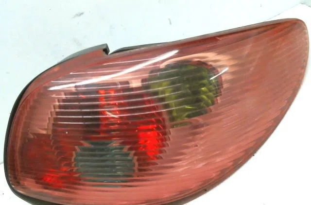 Feu arrière droit Peugeot 206 CC (2D) 1.6 16v (2dnfuf, 2dnfur) (2000-2007) 2 portes occasion