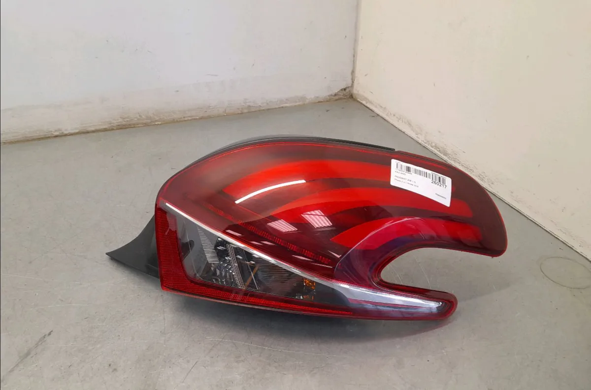Feu arrière droit Peugeot 208 I (CA_, CC_) 1.2 thp 110 (2013) occasion