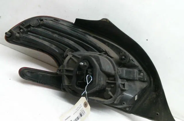 Feu arrière droit Peugeot 208 I (CA_, CC_) 1.6 bluehdi 100 (2015) 5 portes occasion