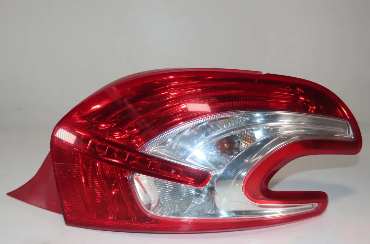 Feu arrière droit Peugeot 208 I (CA_, CC_) 1.6 hdi - bluehdi 75 (2013) 5 portes occasion