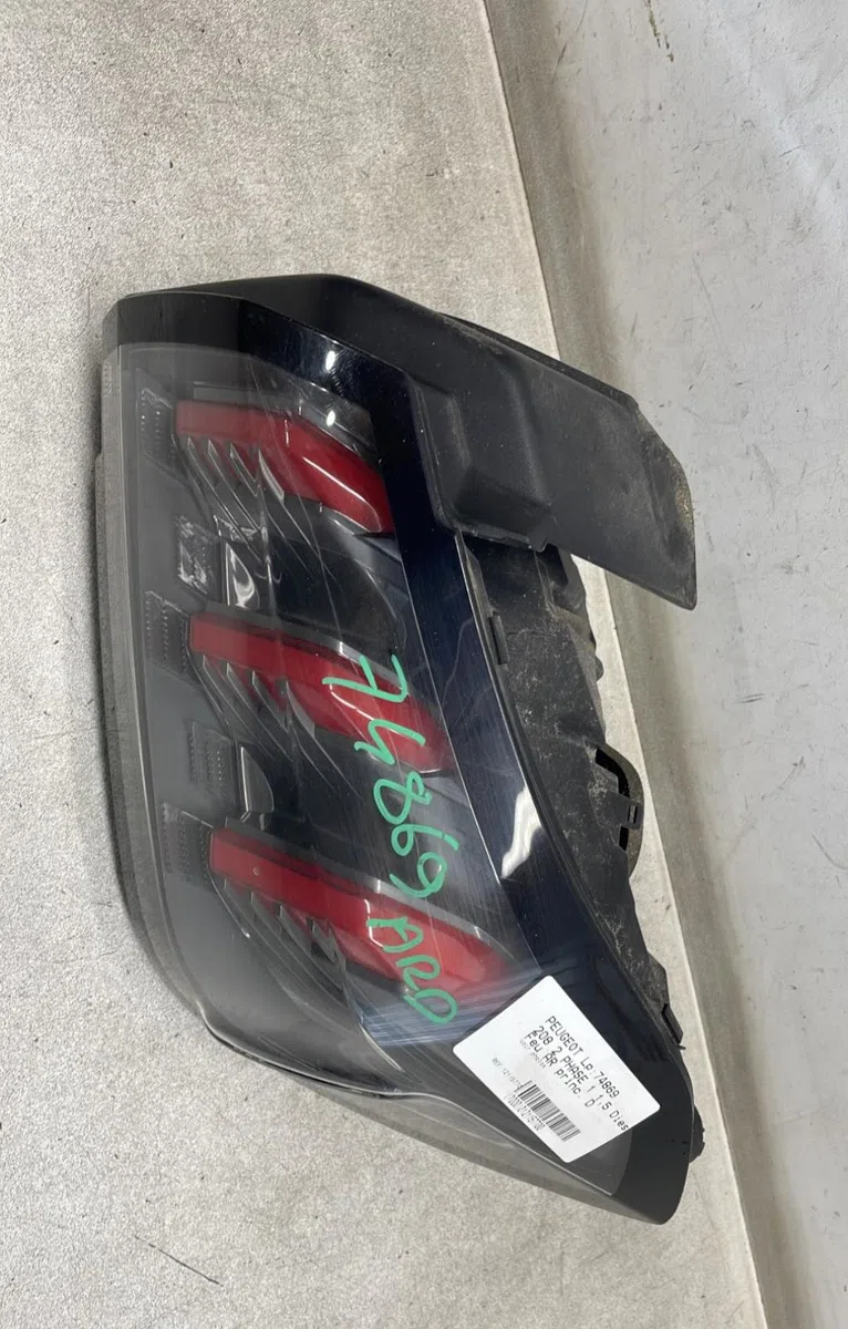 Feu arrière droit Peugeot 208 II (UB_, UP_, UW_, UJ_) 1.5 bluehdi 100 (2019) occasion