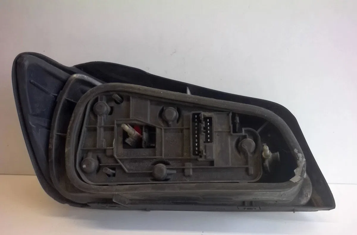 Feu arrière droit Peugeot 306 3-5 portes (7A, 7C, N3, N5) 1.9 dt (1993-2001) occasion