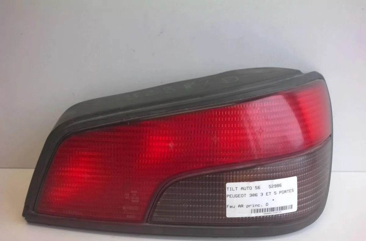 Feu arrière droit Peugeot 306 3-5 portes (7A, 7C, N3, N5) 1.9 dt (1993-2001) occasion