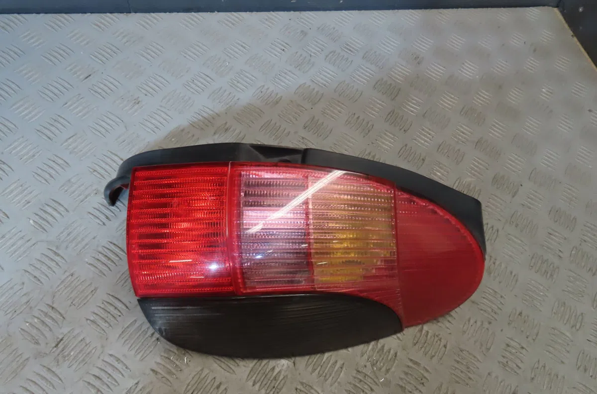 Feu arrière droit Peugeot 306 Break (7E, N3, N5) 2.0 hdi 90 (1999-2002) occasion