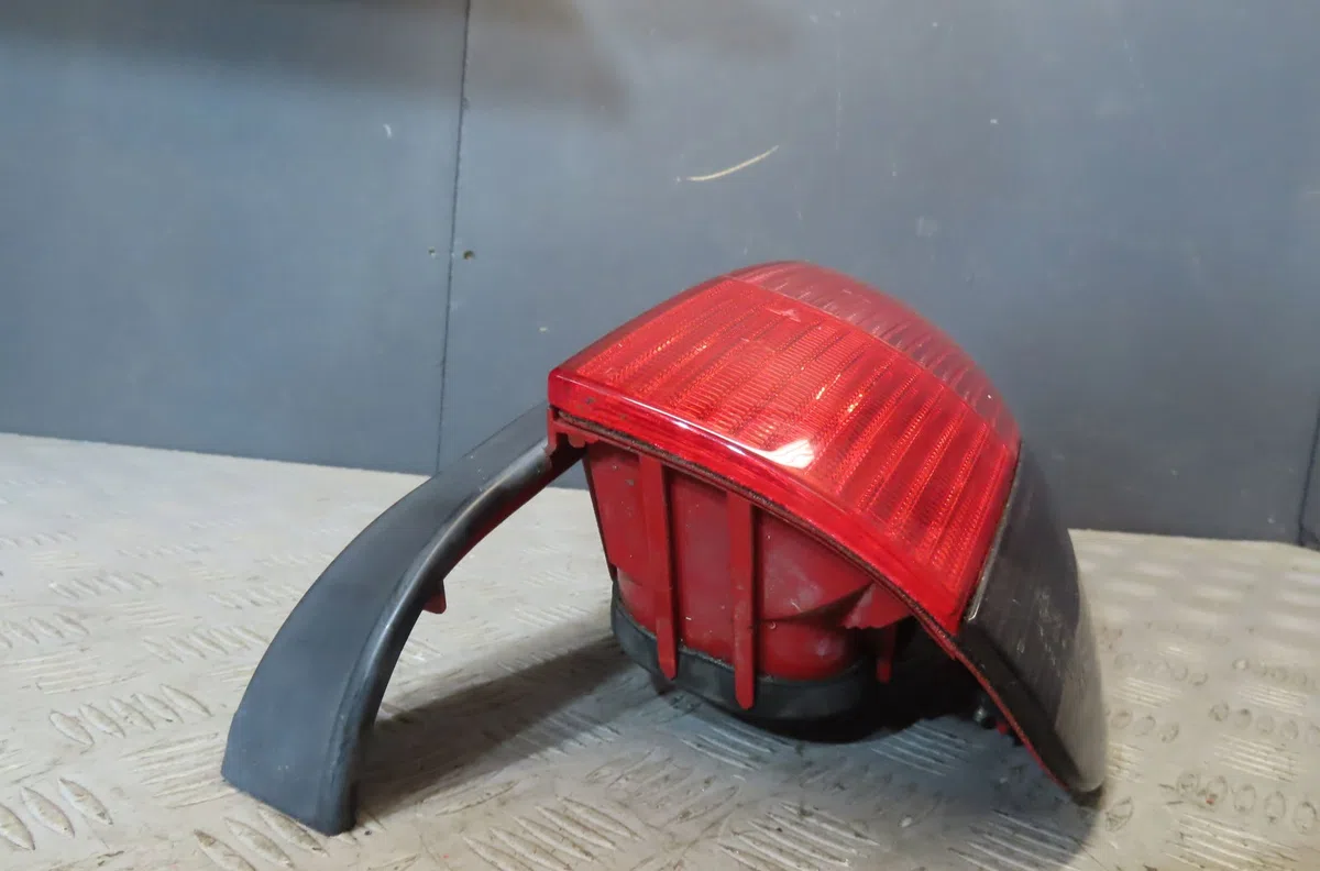 Feu arrière droit Peugeot 306 Break (7E, N3, N5) 2.0 hdi 90 (1999-2002) occasion